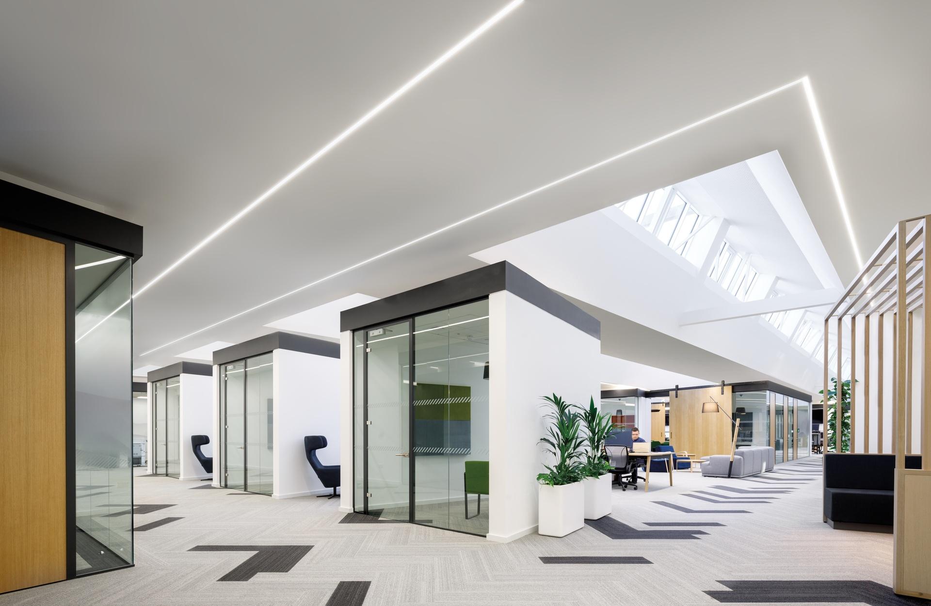 Architectural staircase lighting